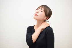 肩こりのひどい女性