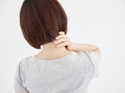むち打ちの女性