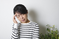 頭痛の女性