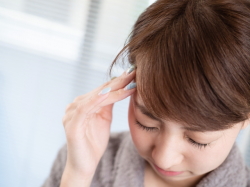 頭痛に悩む女性