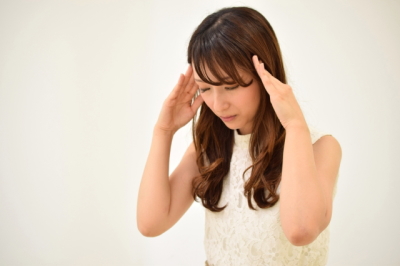 頭痛を我慢する女性