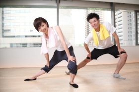 ストレッチをする男女