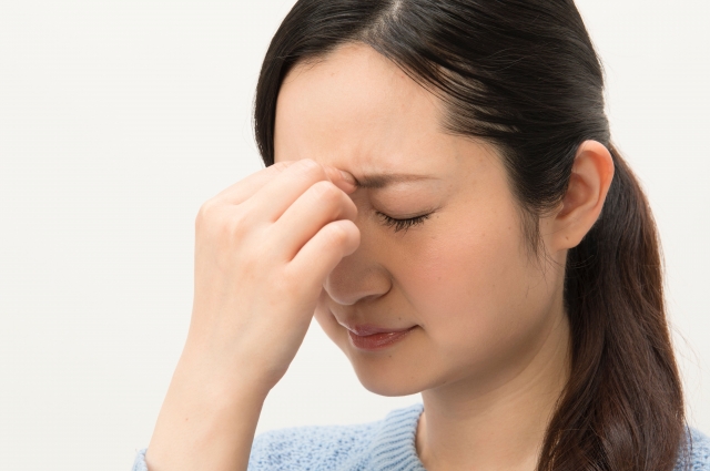 眼精疲労の女性