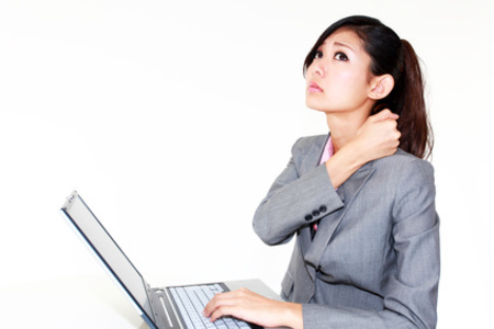 肩こりのつらい症状で仕事に支障が出て悩む女性