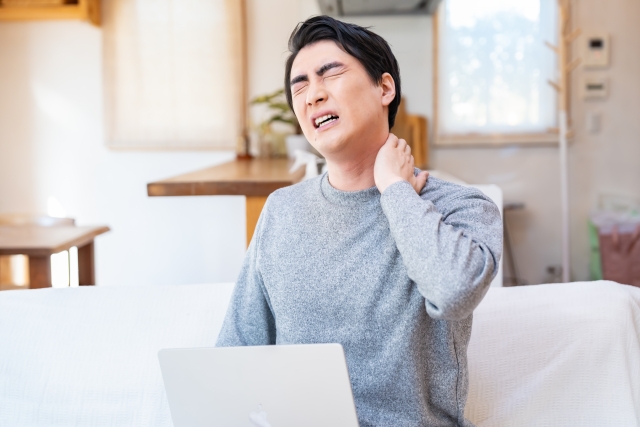 首を痛めた男性