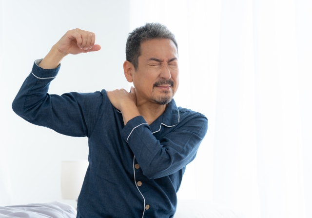 右肩がつらい男性